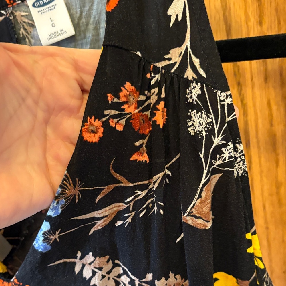 Old Navy Black Floral V-Neck Keyhole Camisole/Tank - Picture 4 of 14